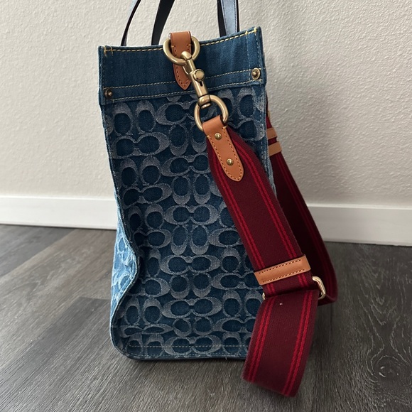 Like new Coach denim medium sizes field tote crossbody bag - Picture 4 of 8